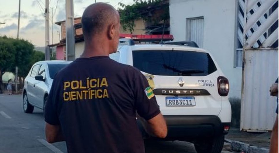 Policiais cumprem mandado e perícia de resquícios de sangue após desaparecimento de homem em Sergipe