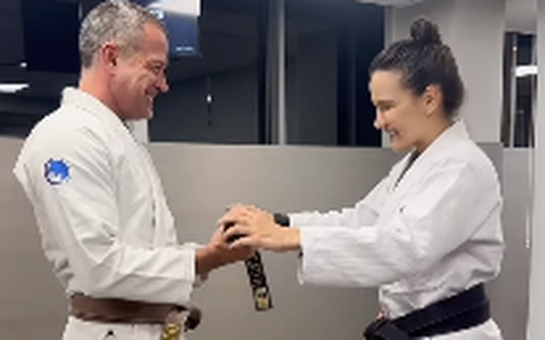 Malvino Salvador recebe faixa-preta de jiu-jitsu das mãos da mulher, a multicampea Kyra Gracie: 'símbolo de uma jornada'