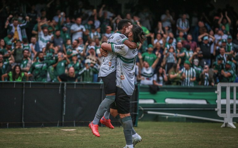 Com gol nos acréscimos, Coritiba quebra jejum e supera o lanterna Fortaleza