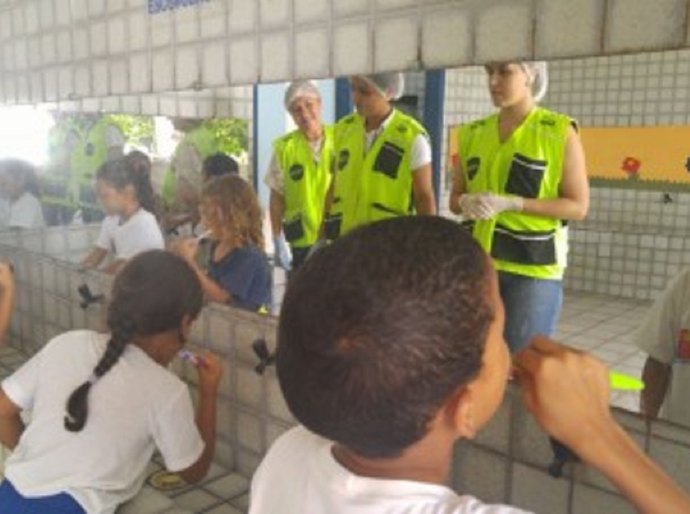 Lar São Domingos aplica flúor nas crianças com kits arrecadados