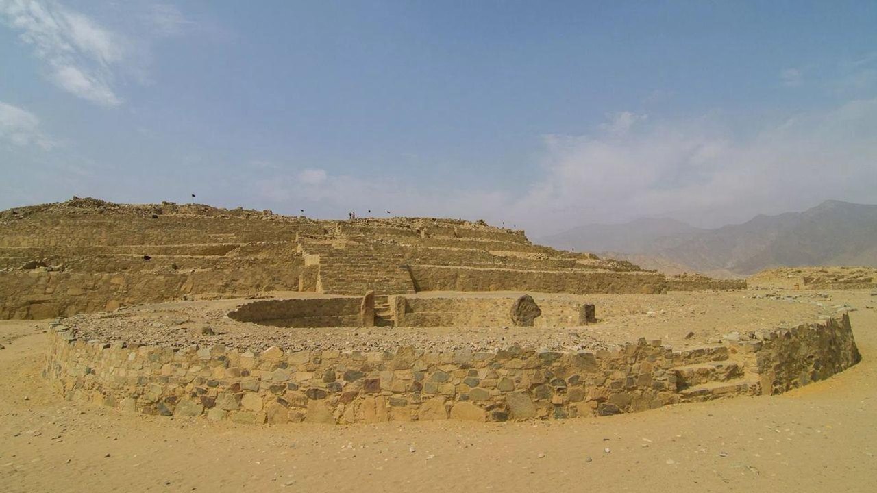 Depósito ritual com 3.800 anos de figuras de madeira e osso é descoberto no Peru