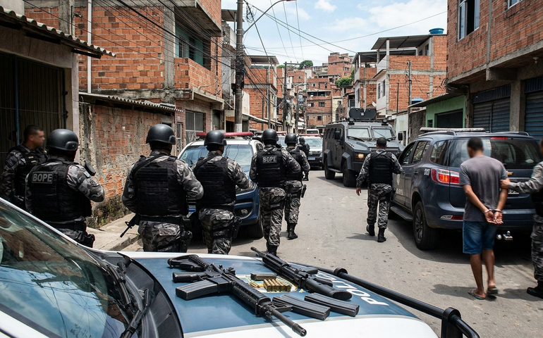 PM realiza operação no Complexo da Maré, prende dois suspeitos e apreende fuzis