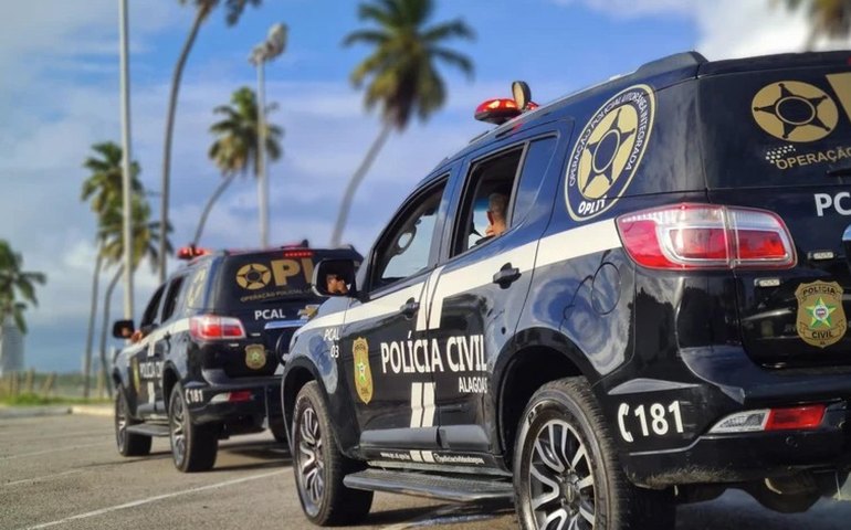 Polícia Civil prende mulher em flagrante por tráfico de drogas no bairro da Pajuçara