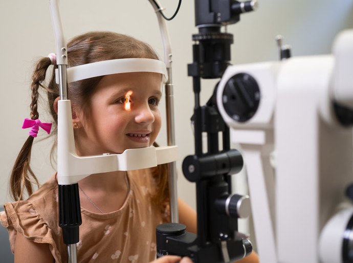 Câncer ocular infantil raro exige atenção redobrada dos pais