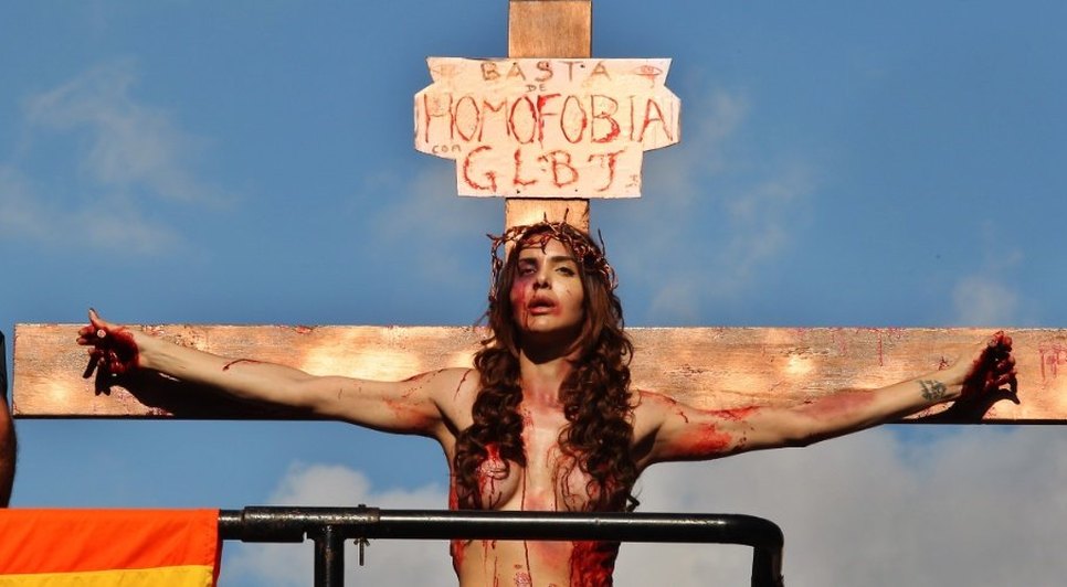 CNBB divulga nota contra transexual crucificado