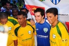 Régis Danese com jogadores de futebol