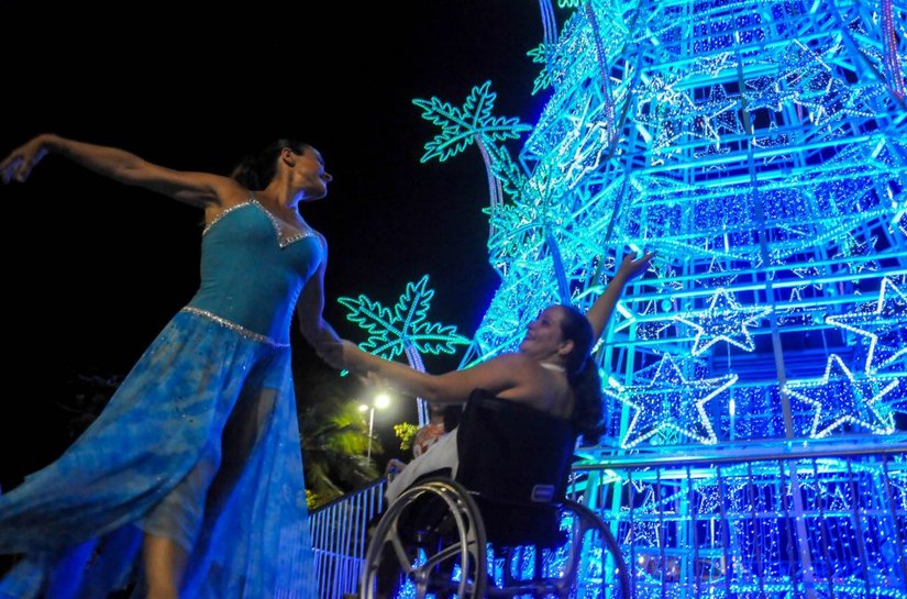 Árvore dançante ilumina o Natal na Praça Multieventos e encanta turistas
