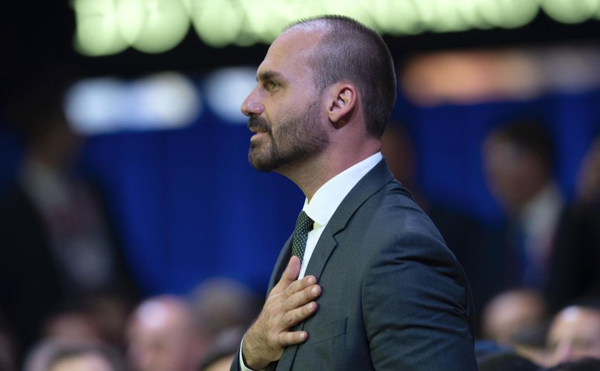 PT quer 'pressão máxima' por cassação do Eduardo Bolsonaro e joga militância digital para Motta