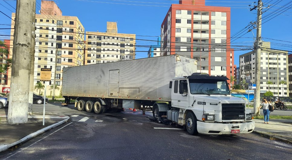 Motociclista fica ferido após colidir com caminhão em Aracaju / Foto: Foto: CPTran/SE