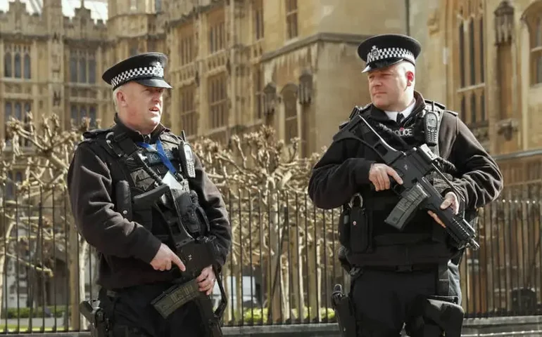 Autor de ataque com substância química em Londres teria morrido afogado, diz polícia