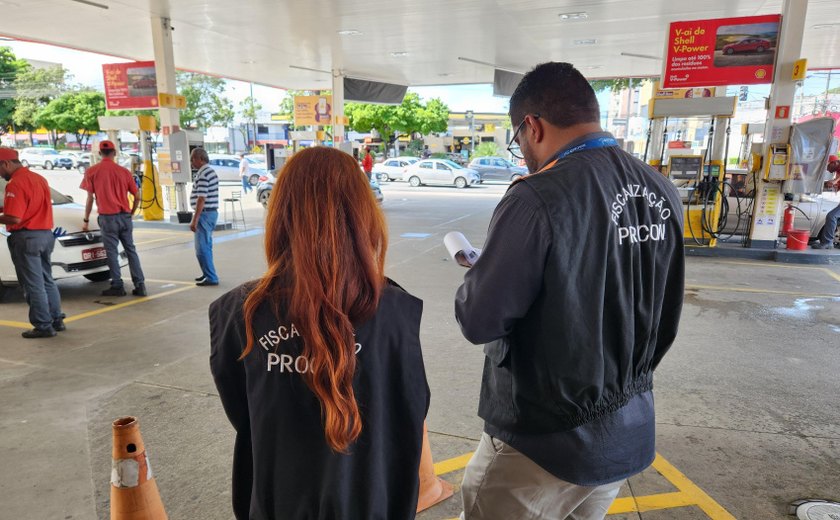 Fiscalização em postos de combustíveis de Maceió cobra repasse de queda nos preços aos clientes