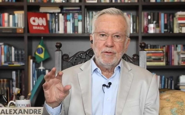 Alexandre Garcia lê pedido de direito de resposta do governo após desinformação sobre barragem