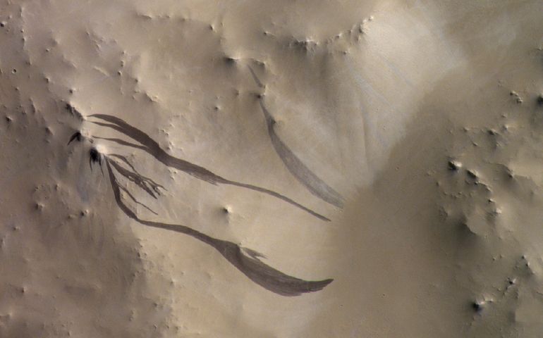 Faixas escuras em Marte podem não ser sinal de água como pensado antes, aponta novo estudo (IMAGENS)