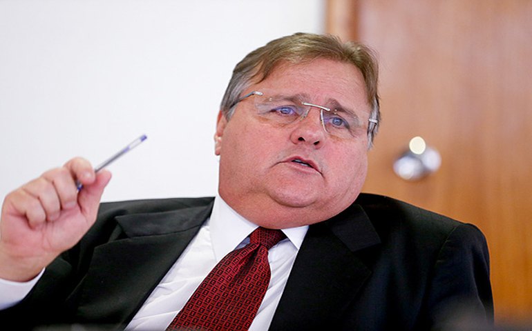 Geddel entrega carta de renúncia a Temer