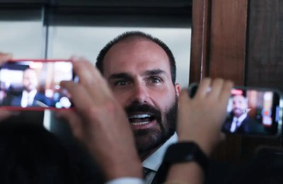 Eduardo Bolsonaro diz que não vai renunciar ao mandato de deputado