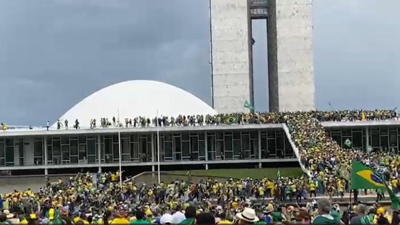 Manifestantes bolsonaristas furam barreira da PM e sobem rampa do Congresso
