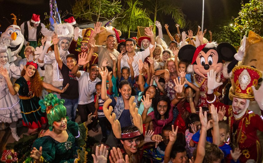 Prefeito JHC acompanha Parada de Natal no Benedito Bentes; programação continua hoje (21)