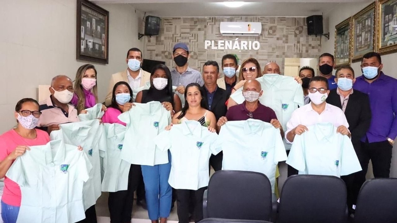 Câmara de Santana Mundaú entrega fardamento a servidores