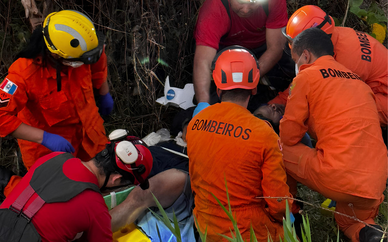 Corpo de Bombeiros resgata motociclista após queda em ribanceira