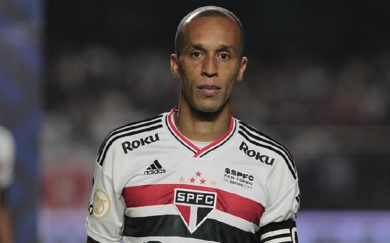 Aos 38 anos, zagueiro Miranda anuncia aposentadoria do futebol