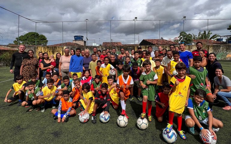 Escolinha de futebol oferta aulas de graça, em Maceió