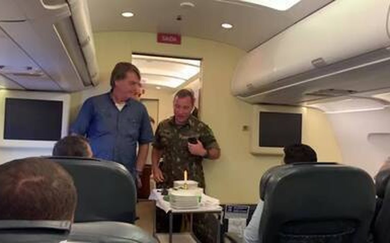 Vídeo em celular de Cid mostra Bolsonaro em viagem comemorando promoção de militar e ganhando primeiro pedaço de bolo