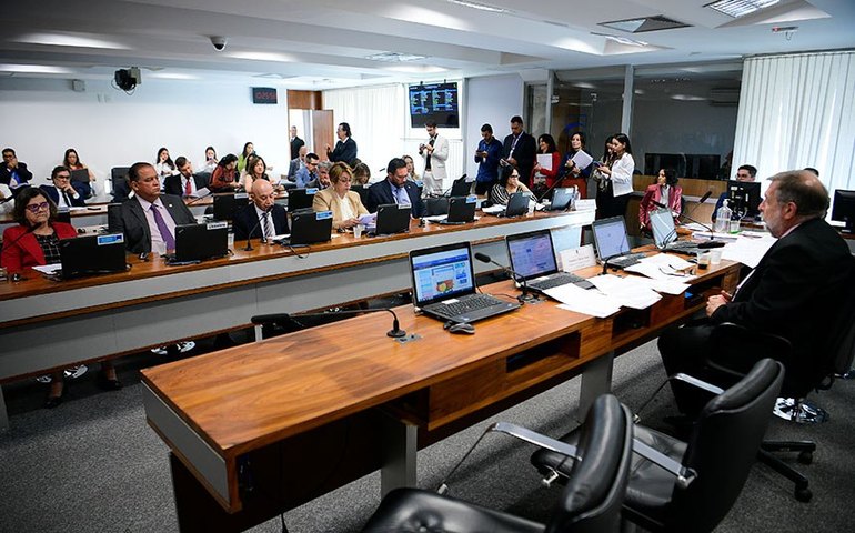 Após reajuste, CE debate aplicação do novo piso do magistério