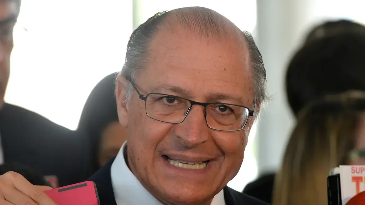 É factoide do clã Bolsonaro para desviar do caso Master, diz Alckmin
