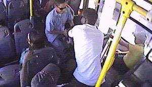 assalto a ônibus policial