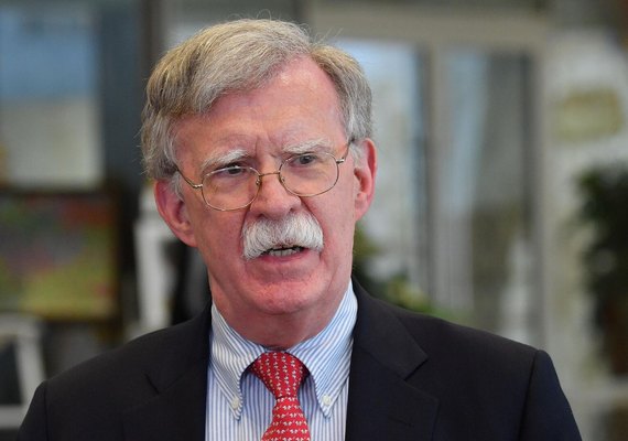 Putin terá vantagem em encontro com Trump no Alasca, diz Bolton