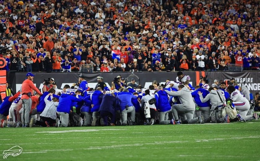 Jogador da NFL tem parada cardíaca em campo após choque e está em estado crítico