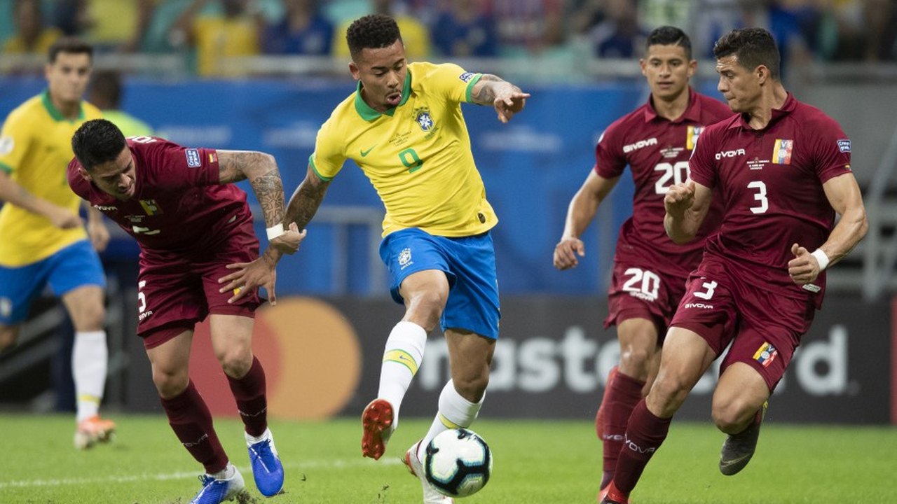 Brasil decepciona, Venezuela busca empate com golaço e impõe 1º tropeço da 'Era Diniz'