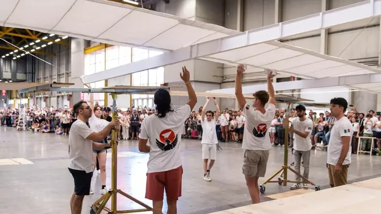 Itália entra para Guinness World Records com maior avião de papel do mundo