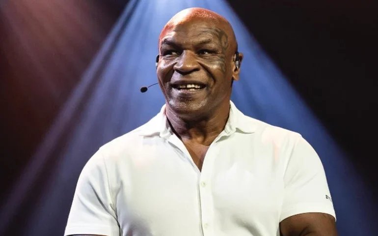 Mike Tyson anuncia retorno para enfrentar Floyd Mayweather em luta de exibição na África
