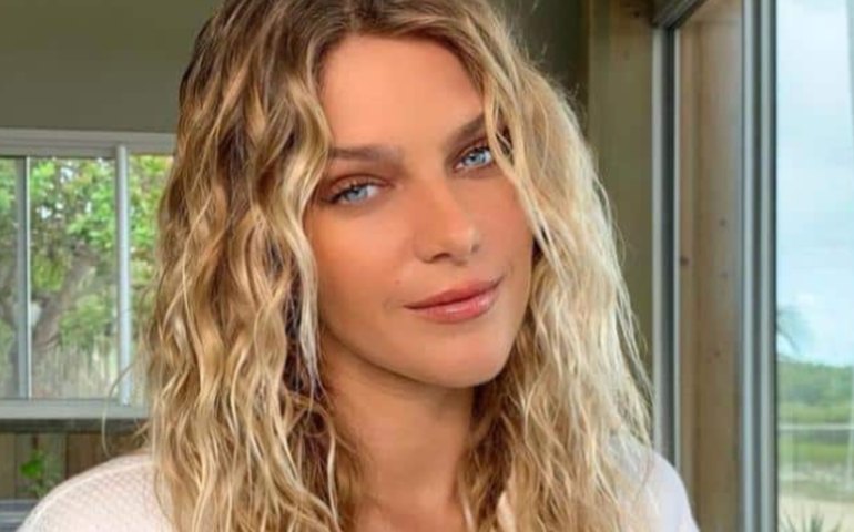 Isabella Santoni faz tour por barco luxuoso em lua de mel com o marido; lugar tem vários quartos, banheira e mais