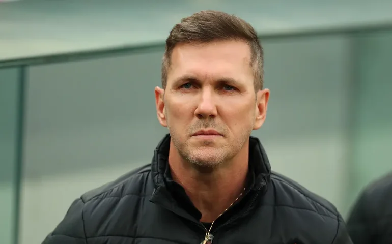 Paulo Turra fala bastante e 'dá aula' para reservas em 1ª atividade no comando do Santos