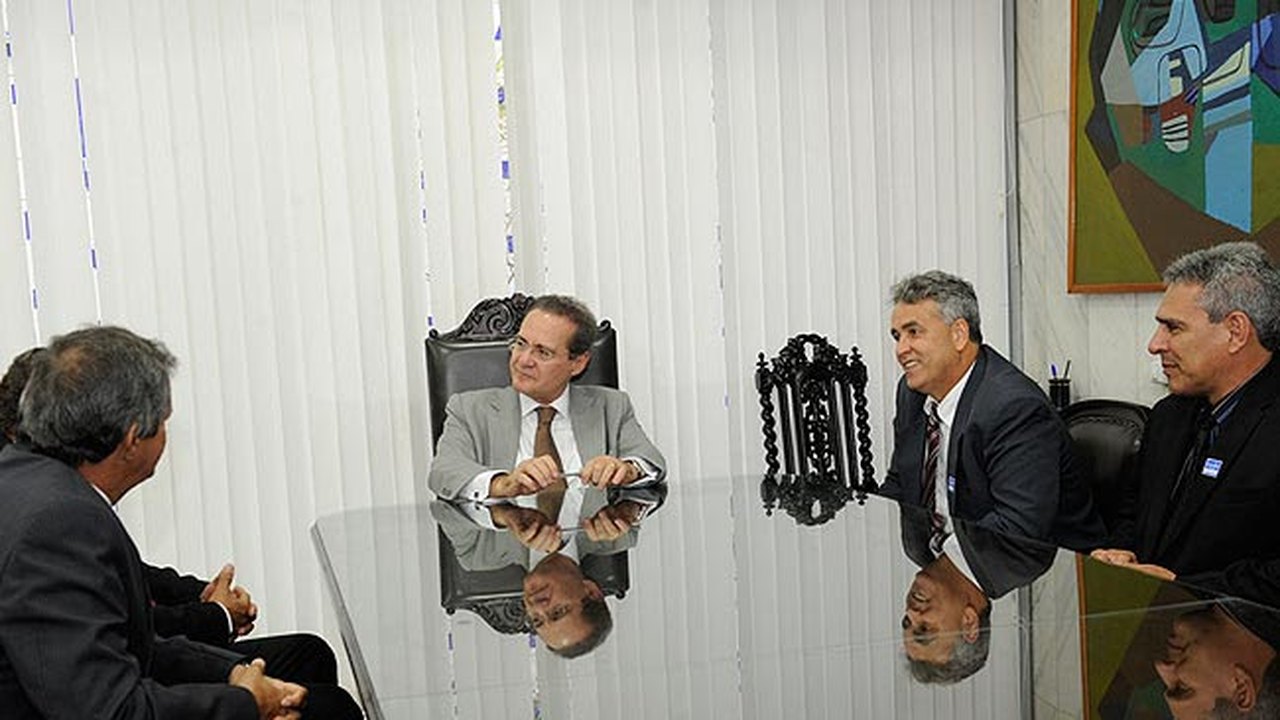 Renan recebe agradecimento de policiais federais por nova lei