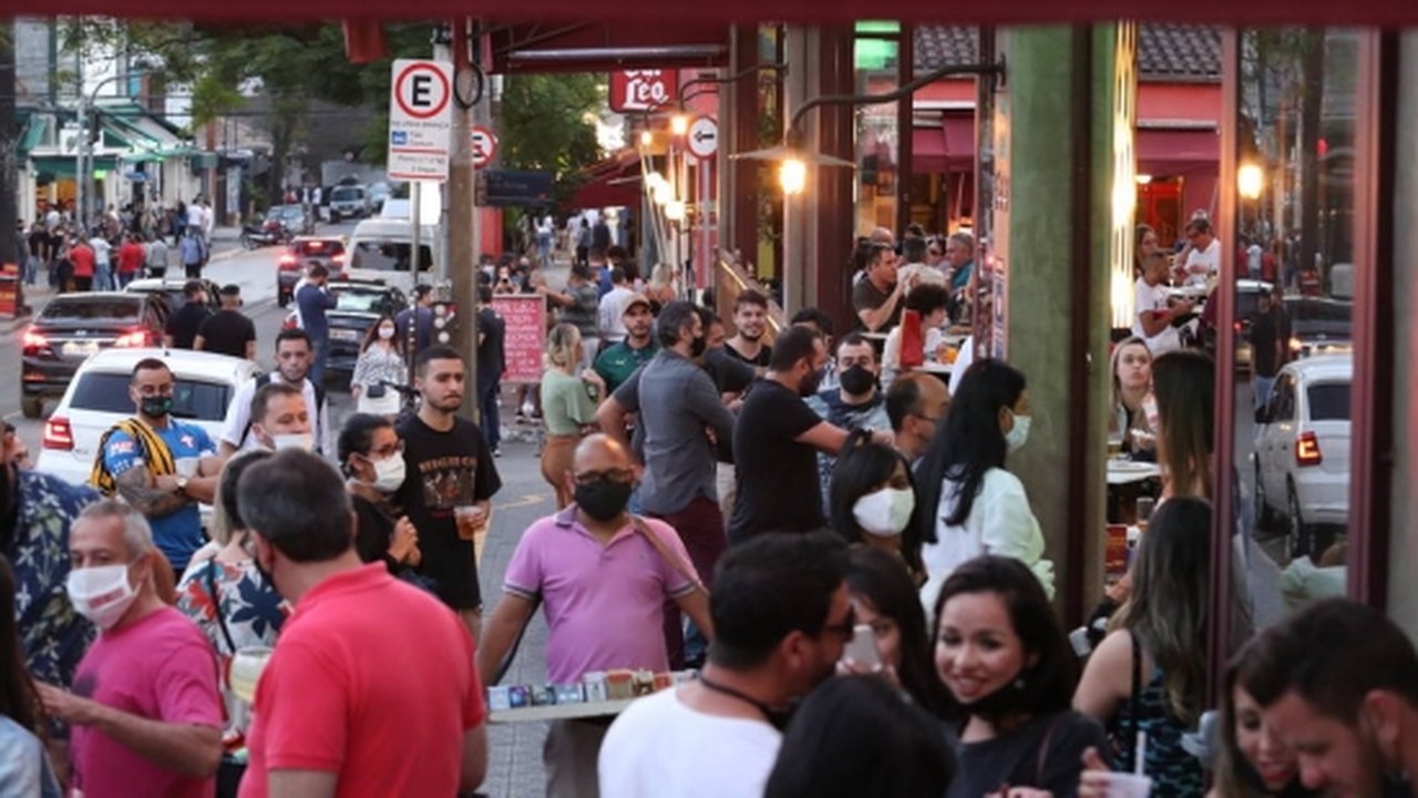 Final do Paulistão provoca aglomerações nos bares da Vila Madalena