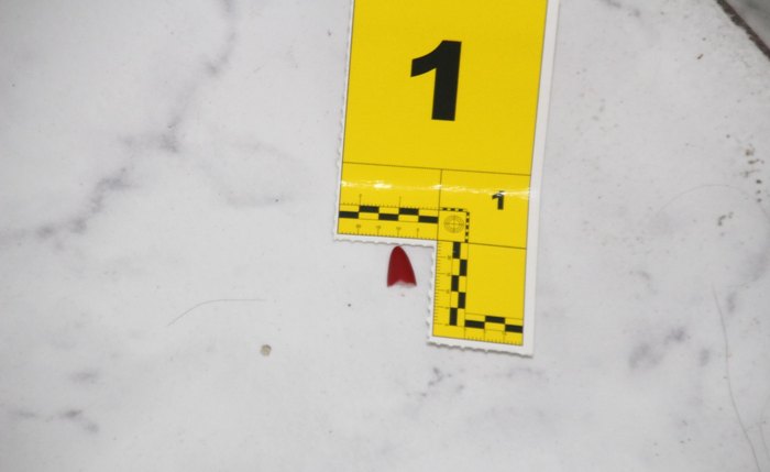 Fragmentos de unha postiça e outros vestígios revelaram o DNA do autor do crime