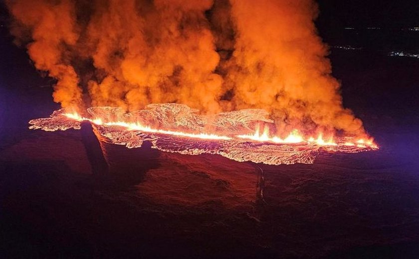 Vídeo: Erupção vulcânica de quatro quilômetros ameaça distribuição de água e energia na Islândia