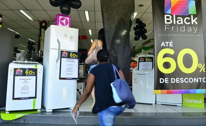 Loja anunciando descontos da Black Friday