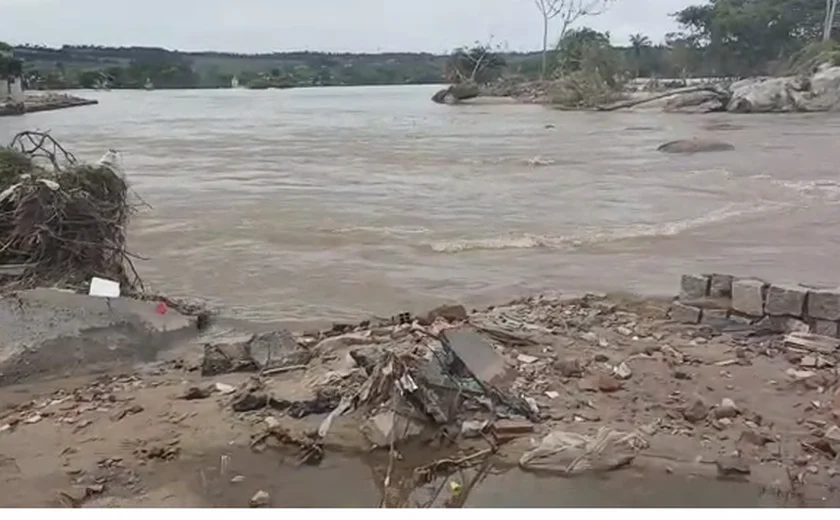 Corpo é encontrado boiando em rio no município de Rio Largo; veja vídeo