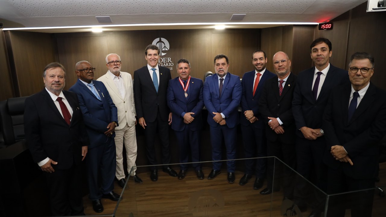 PGJ Lean Araújo prestigia cerimônia em que CNPG entrega medalha de mérito ao ex-procurador-geral Márcio Roberto