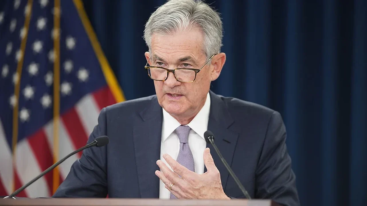 Powell define política como 'prudente' e diz que pausa em cortes pode seguir com economia forte