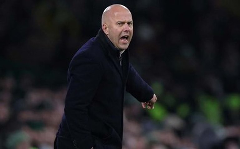 Arne Slot inicia trabalhos no Liverpool e revela papo com Klopp: 'Me deu mais que boas dicas'