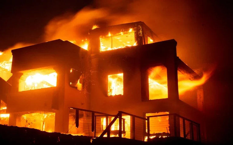 Incêndios voltam a ameaçar Los Angeles e milhares de moradores devem deixar região