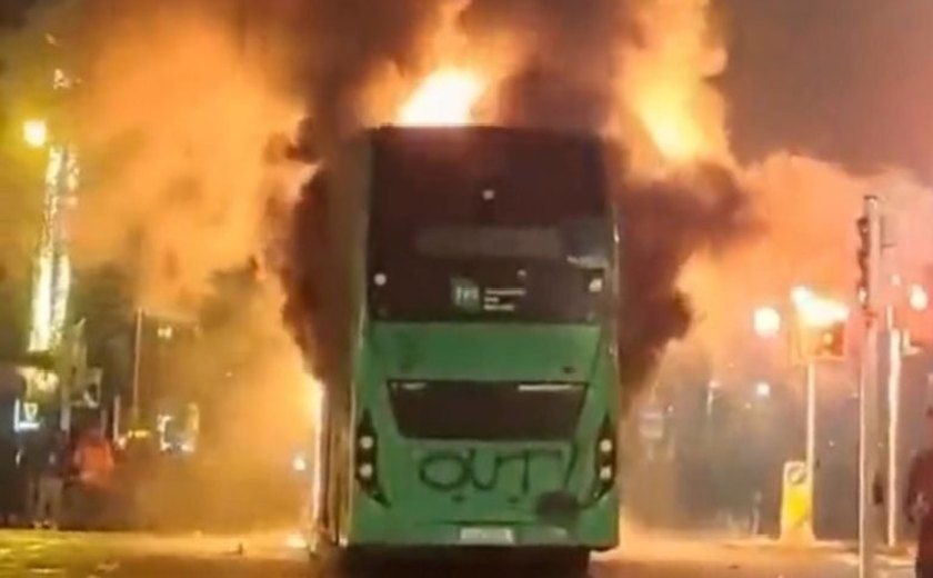 Vídeo mostra momento em que manifestante anti-imigração incendeia viatura da polícia, na Irlanda