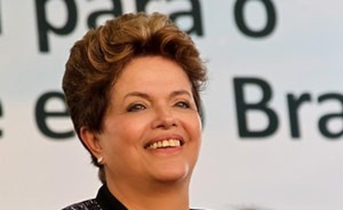 Acesso à internet em banda larga quase dobrou desde 2011, diz Dilma
