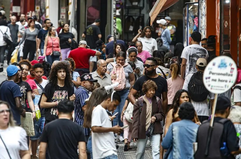 Renda de pessoas negras equivale a 58% da de brancas, mostra estudo