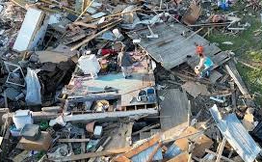 Vídeo: condado é destruído e cinco pessoas morrem durante tornado no Texas